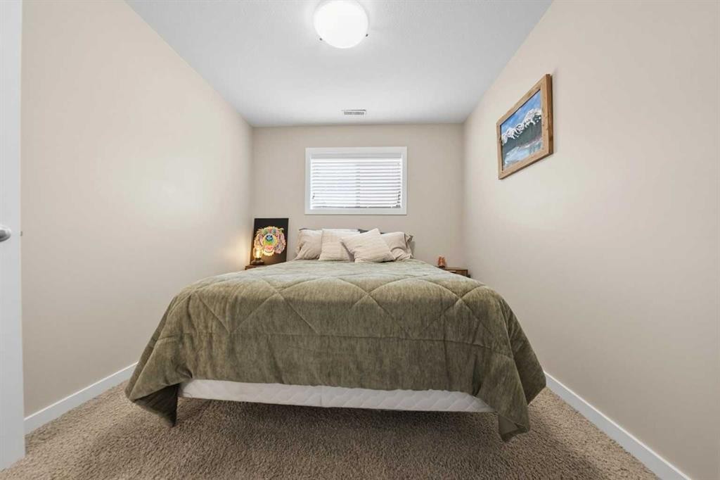 389 Moonlight Way West, Lethbridge, AB - Indoor Photo Showing Bedroom