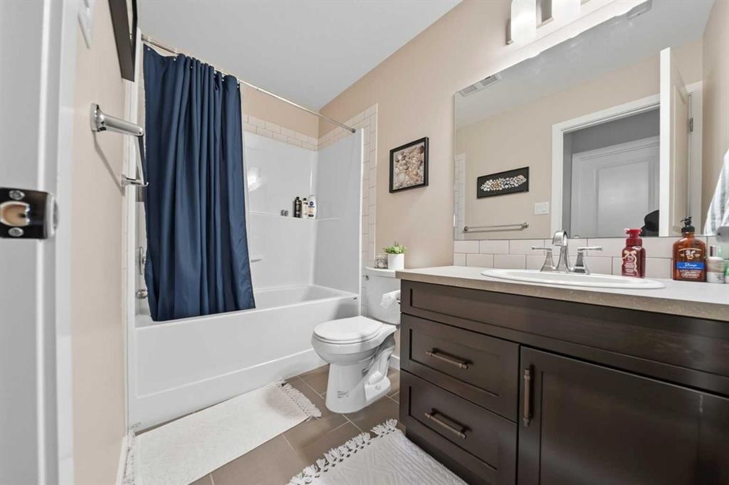389 Moonlight Way West, Lethbridge, AB - Indoor Photo Showing Bathroom
