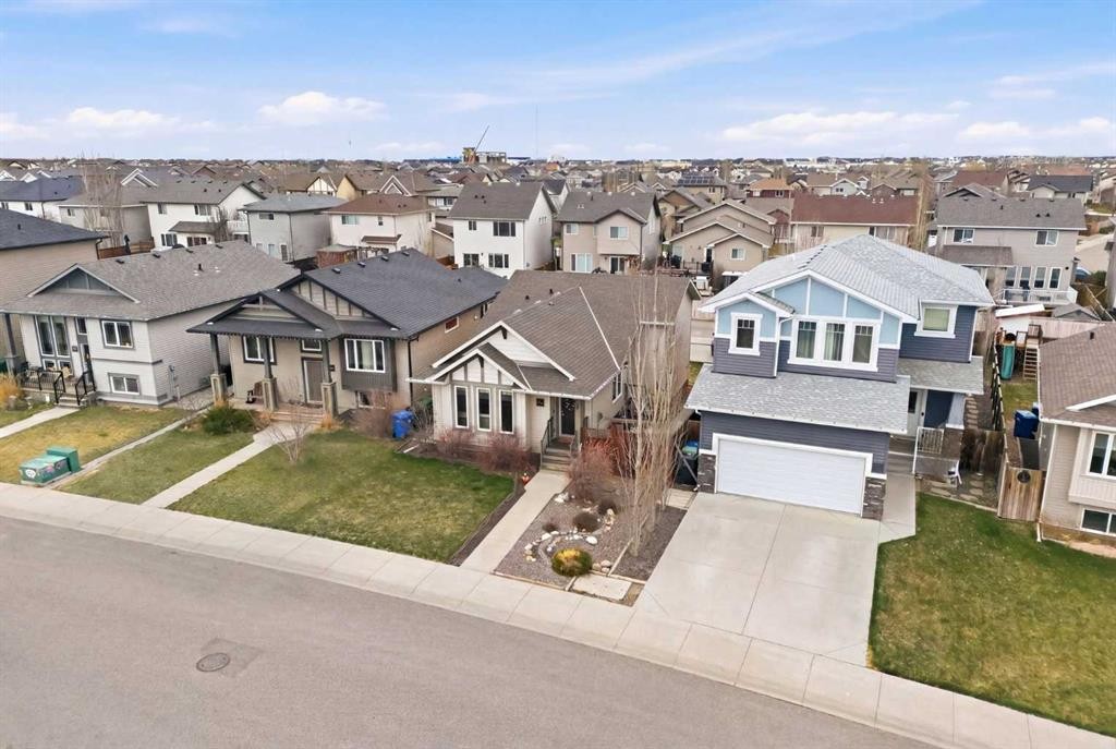 389 Moonlight Way West, Lethbridge, AB - Outdoor With Facade