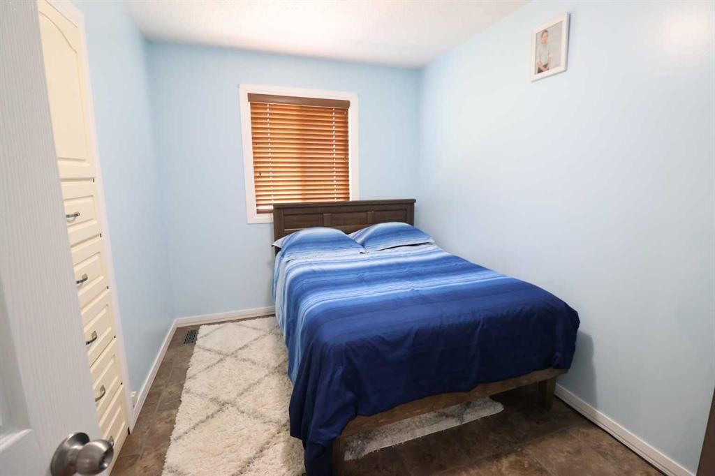 4726 57 Ave, Taber, AB - Indoor Photo Showing Bedroom