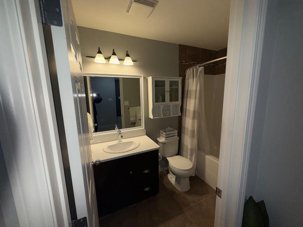 755 Silkstone Close West, Lethbridge, AB - Indoor Photo Showing Bathroom