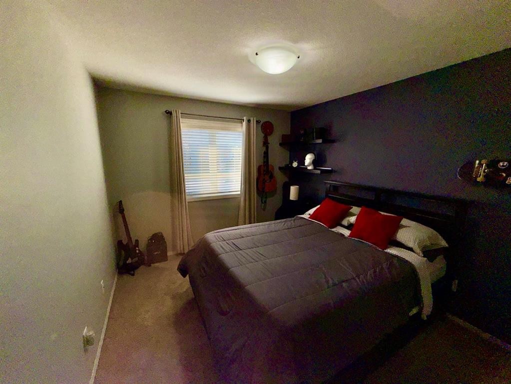 755 Silkstone Close West, Lethbridge, AB - Indoor Photo Showing Bedroom