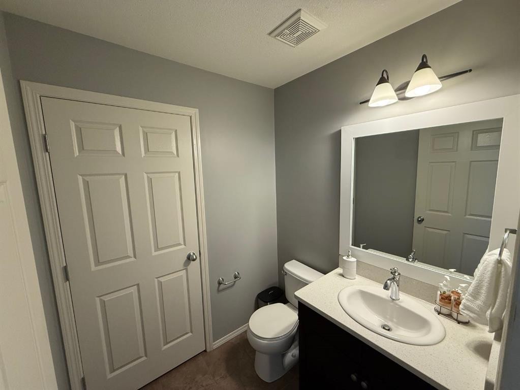 755 Silkstone Close West, Lethbridge, AB - Indoor Photo Showing Bathroom