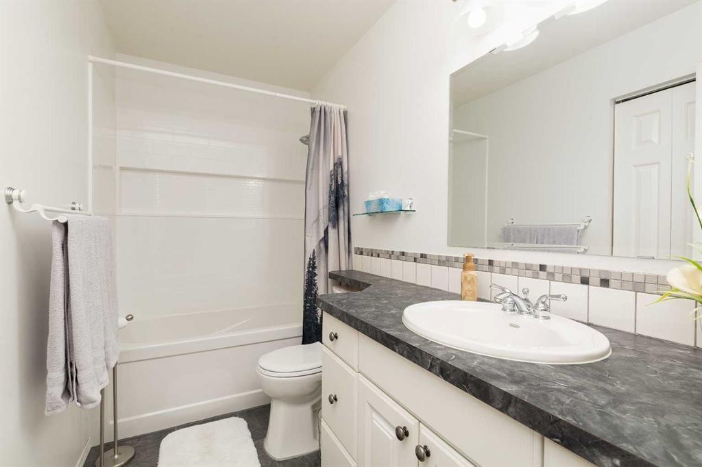3512 20 Avenue South, Lethbridge, AB - Indoor Photo Showing Bathroom