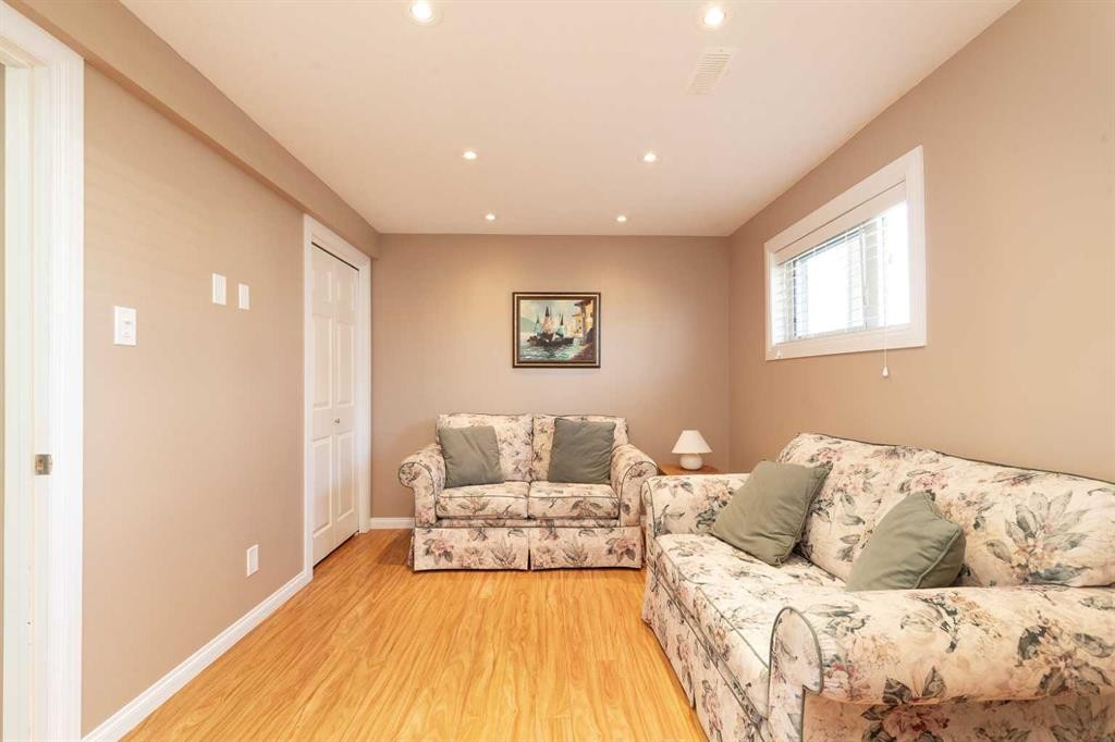 3512 20 Avenue South, Lethbridge, AB - Indoor Photo Showing Living Room