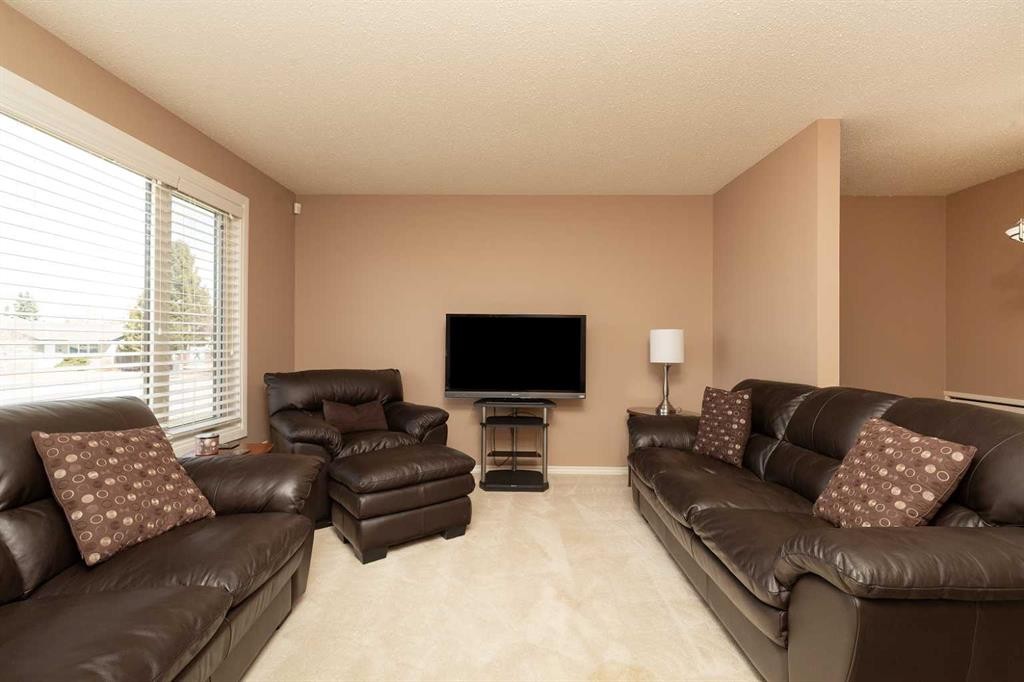 3512 20 Avenue South, Lethbridge, AB - Indoor Photo Showing Living Room