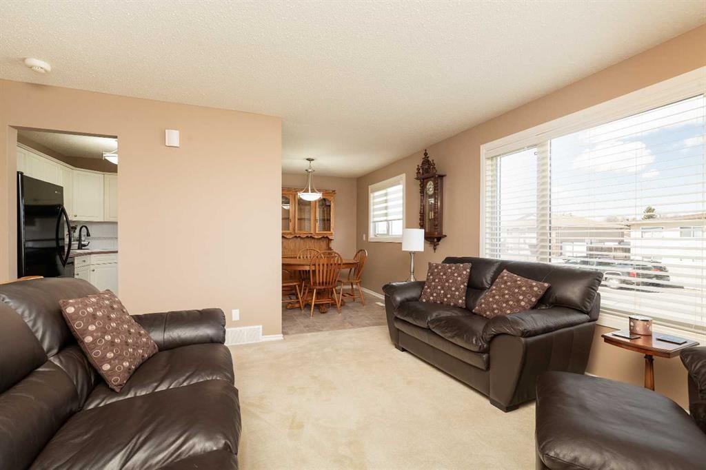 3512 20 Avenue South, Lethbridge, AB - Indoor Photo Showing Living Room