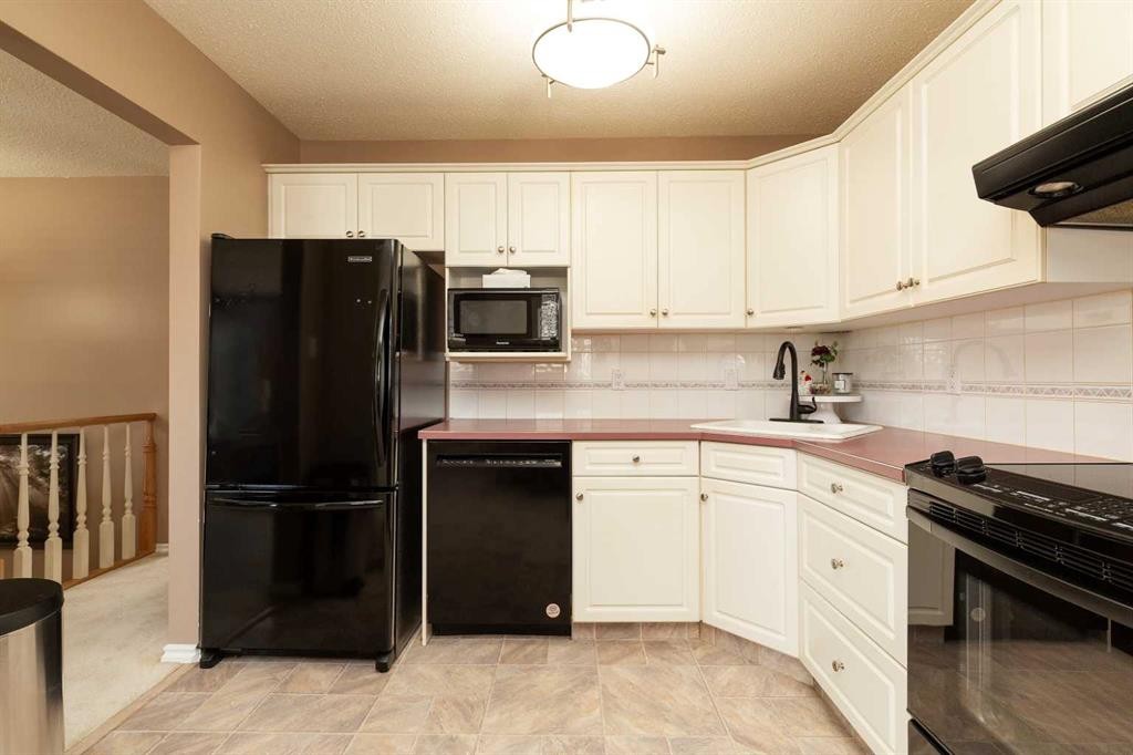 3512 20 Avenue South, Lethbridge, AB - Indoor Photo Showing Kitchen