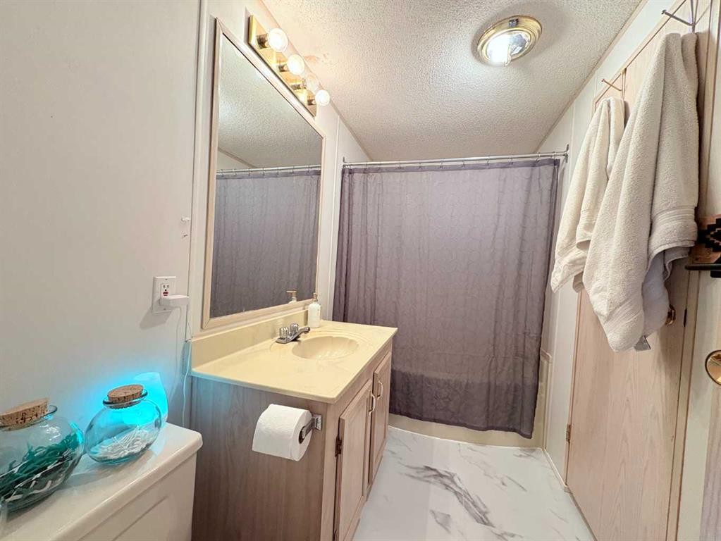 On 252 Range, Rural Cardston County, AB - Indoor Photo Showing Bathroom