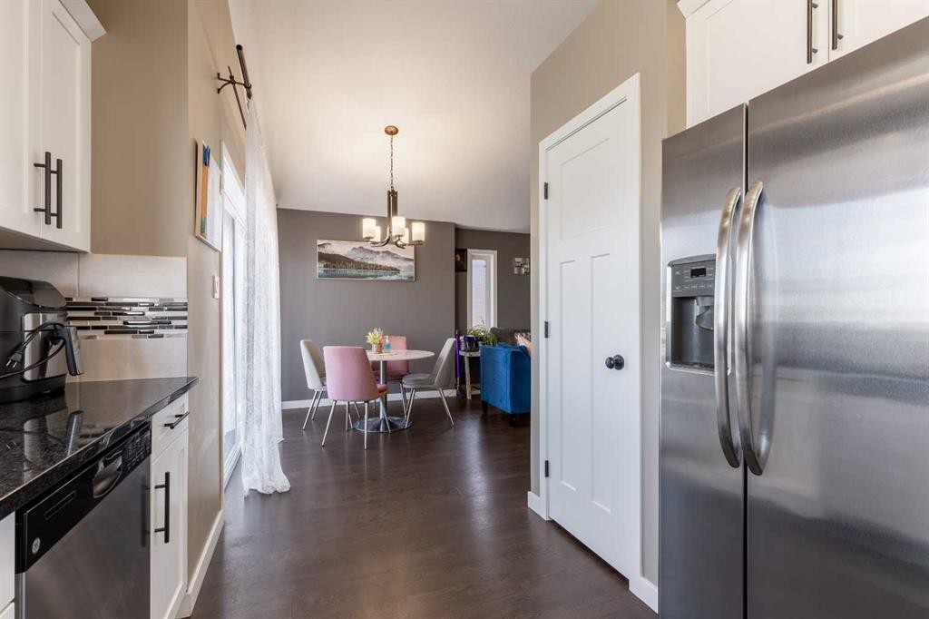 537 Blackwolf Boulevard North, Lethbridge, AB - Indoor Photo Showing Kitchen With Upgraded Kitchen