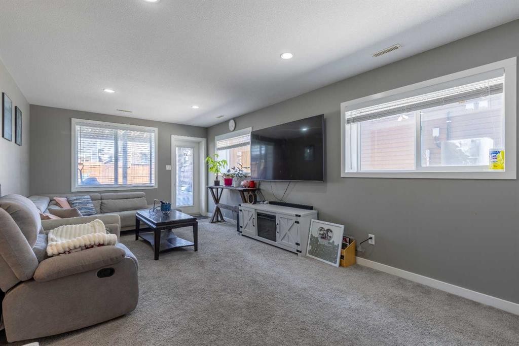 537 Blackwolf Boulevard North, Lethbridge, AB - Indoor Photo Showing Living Room