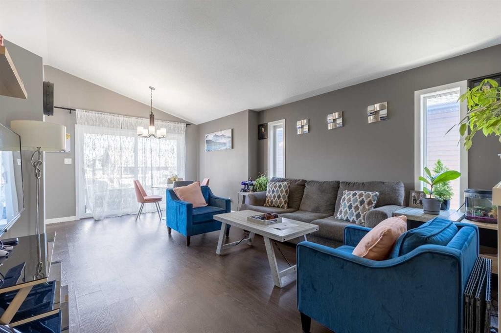 537 Blackwolf Boulevard North, Lethbridge, AB - Indoor Photo Showing Living Room