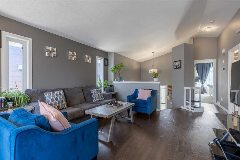 537 Blackwolf Boulevard North, Lethbridge, AB - Indoor Photo Showing Living Room