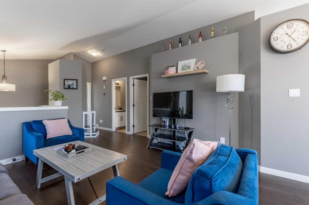537 Blackwolf Boulevard North, Lethbridge, AB - Indoor Photo Showing Living Room