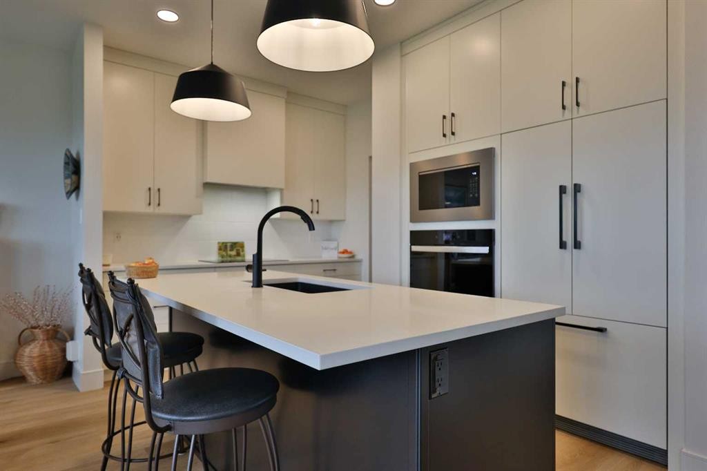 42 Blackwolf Pass North, Lethbridge, AB - Indoor Photo Showing Kitchen With Upgraded Kitchen