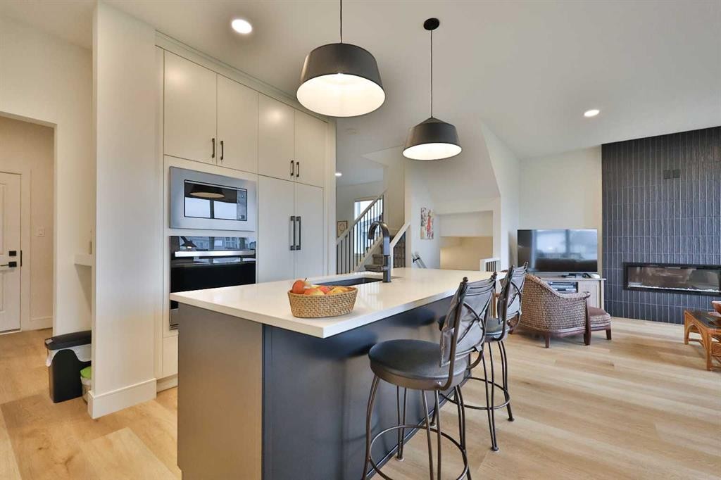 42 Blackwolf Pass North, Lethbridge, AB - Indoor Photo Showing Kitchen With Upgraded Kitchen