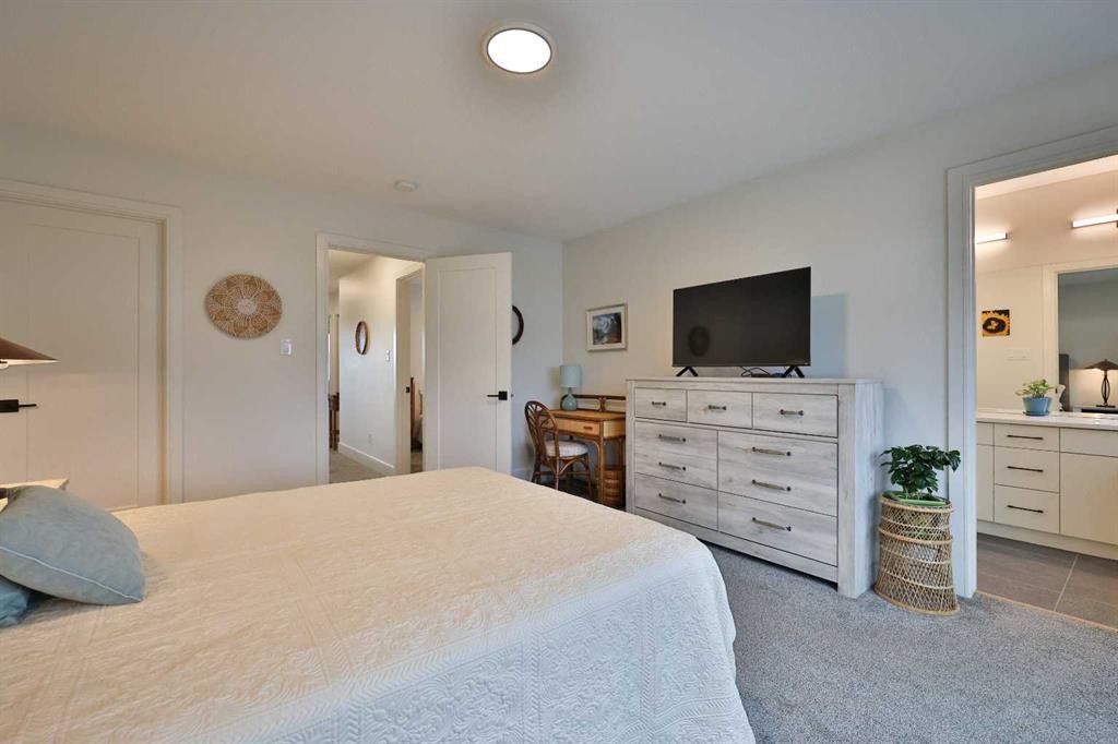 42 Blackwolf Pass North, Lethbridge, AB - Indoor Photo Showing Bedroom