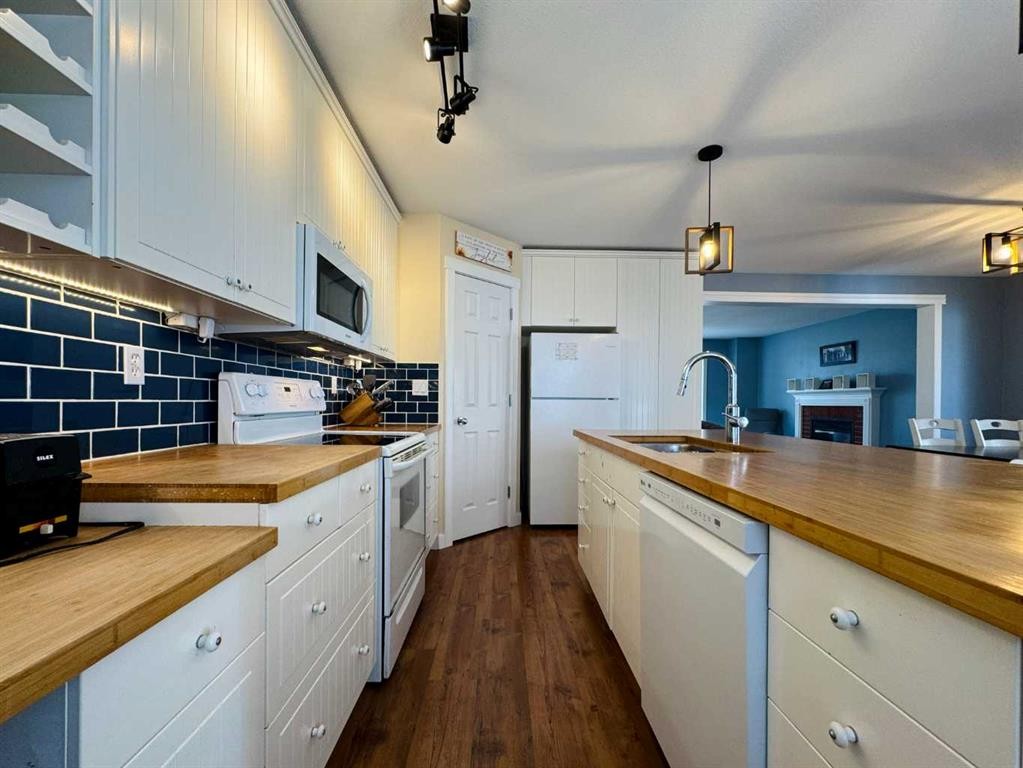 86 Riverstone Boulevard West, Lethbridge, AB - Indoor Photo Showing Kitchen