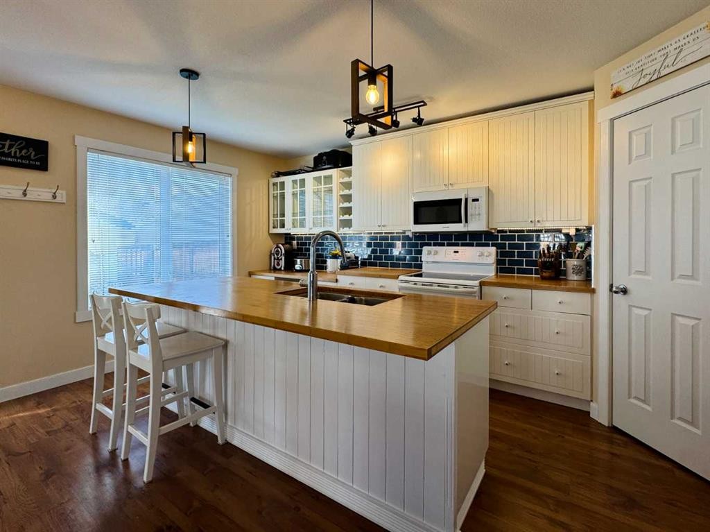 86 Riverstone Boulevard West, Lethbridge, AB - Indoor Photo Showing Kitchen