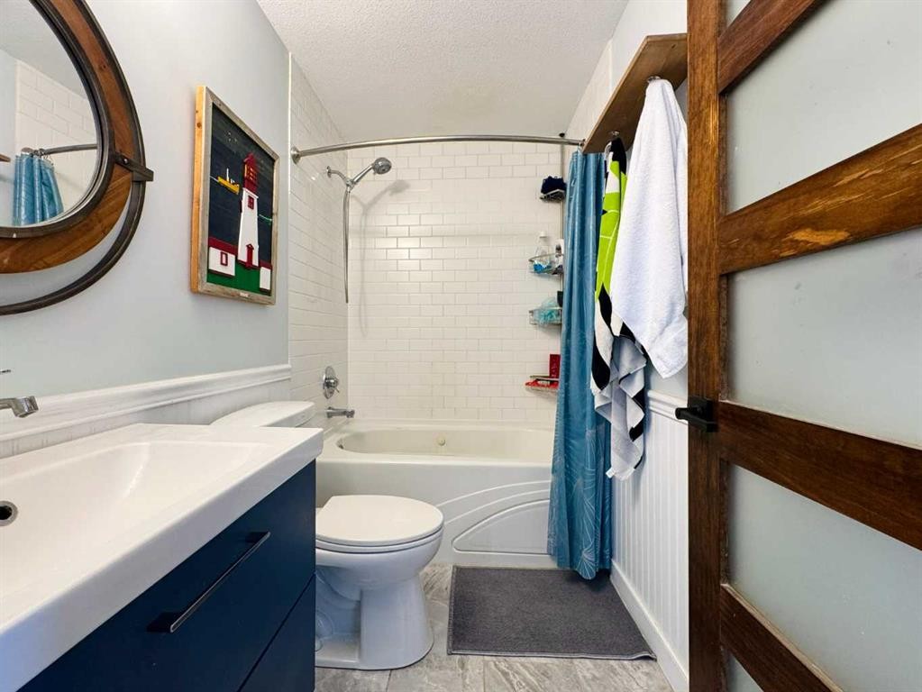 86 Riverstone Boulevard West, Lethbridge, AB - Indoor Photo Showing Bathroom