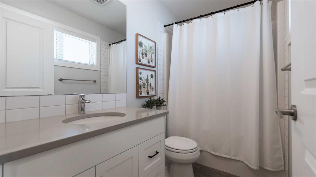 781 Atlantic Cove West, Lethbridge, AB - Indoor Photo Showing Bathroom