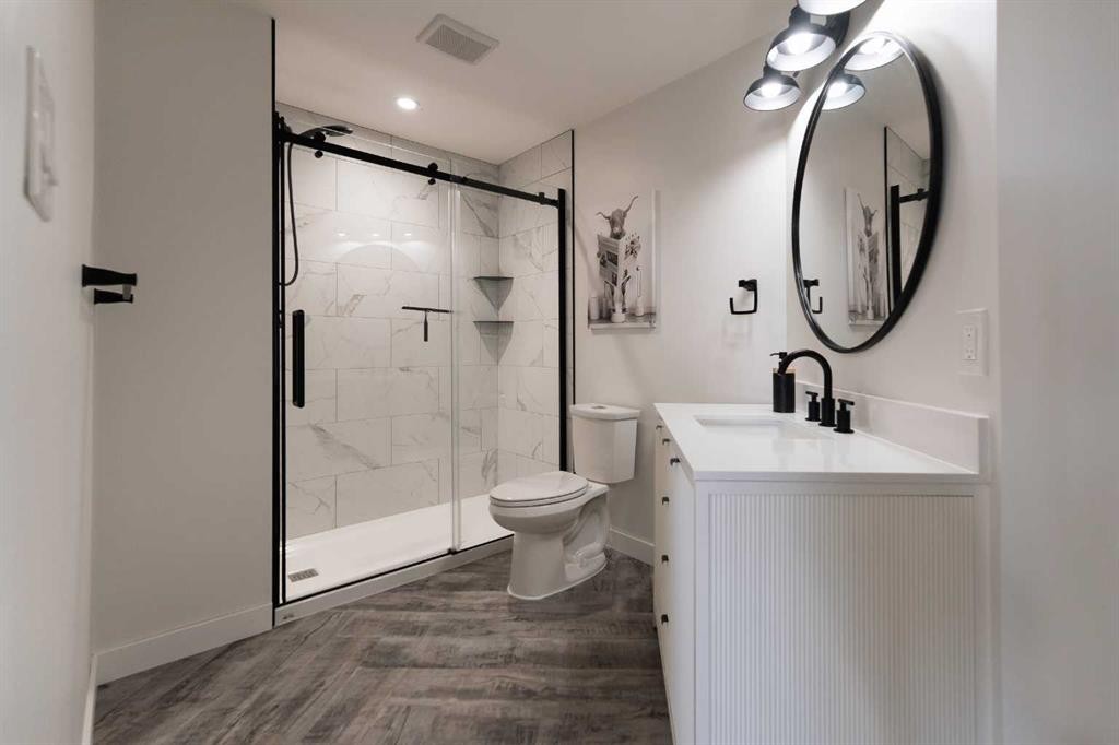 781 Atlantic Cove West, Lethbridge, AB - Indoor Photo Showing Bathroom