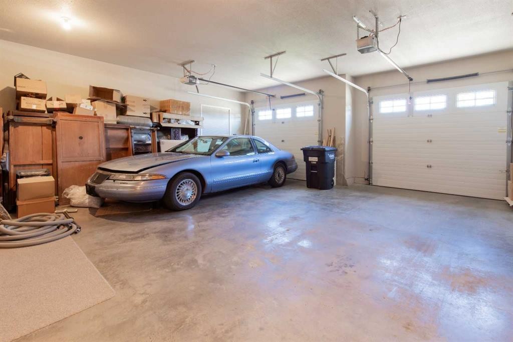 135 Garrison Drive, Fort Macleod, AB - Indoor Photo Showing Garage