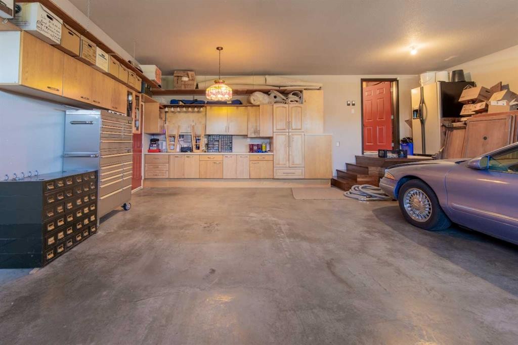 135 Garrison Drive, Fort Macleod, AB - Indoor Photo Showing Garage