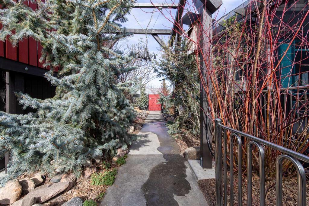 135 Garrison Drive, Fort Macleod, AB - Indoor With Storage