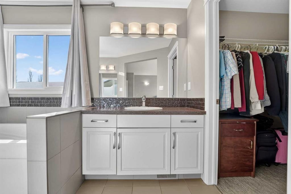 678 Twinriver Crescent West, Lethbridge, AB - Indoor