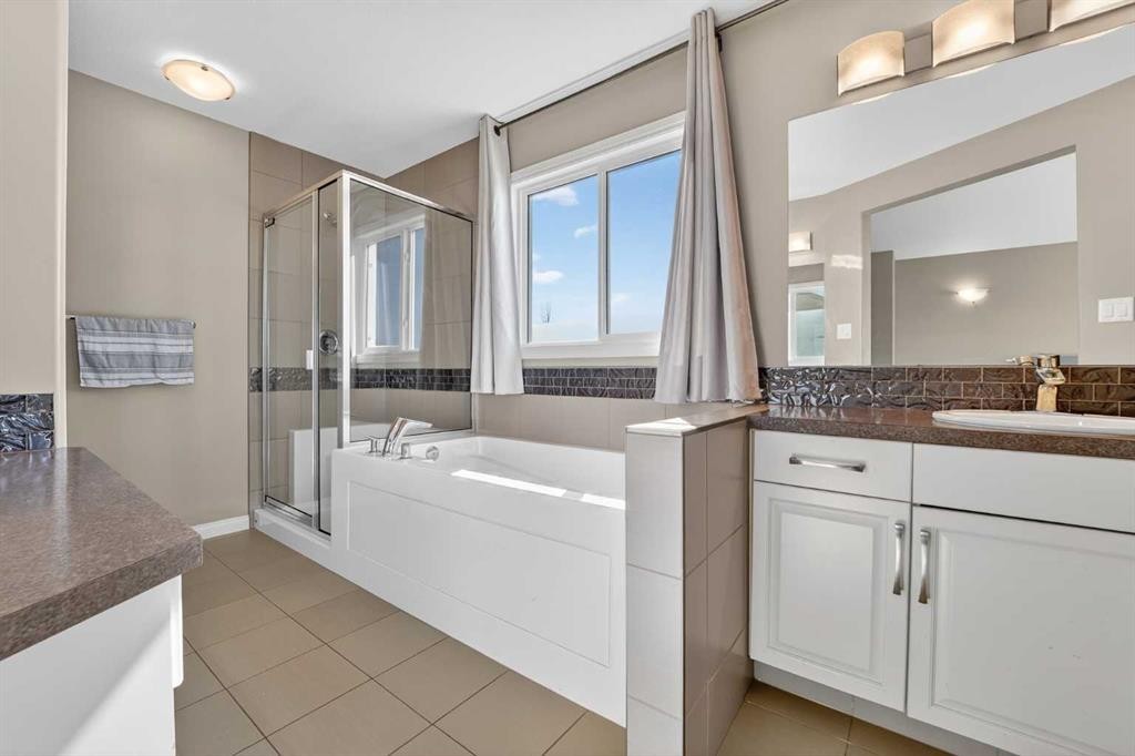 678 Twinriver Crescent West, Lethbridge, AB - Indoor Photo Showing Bathroom