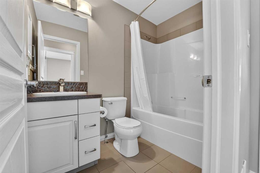 678 Twinriver Crescent West, Lethbridge, AB - Indoor Photo Showing Bathroom