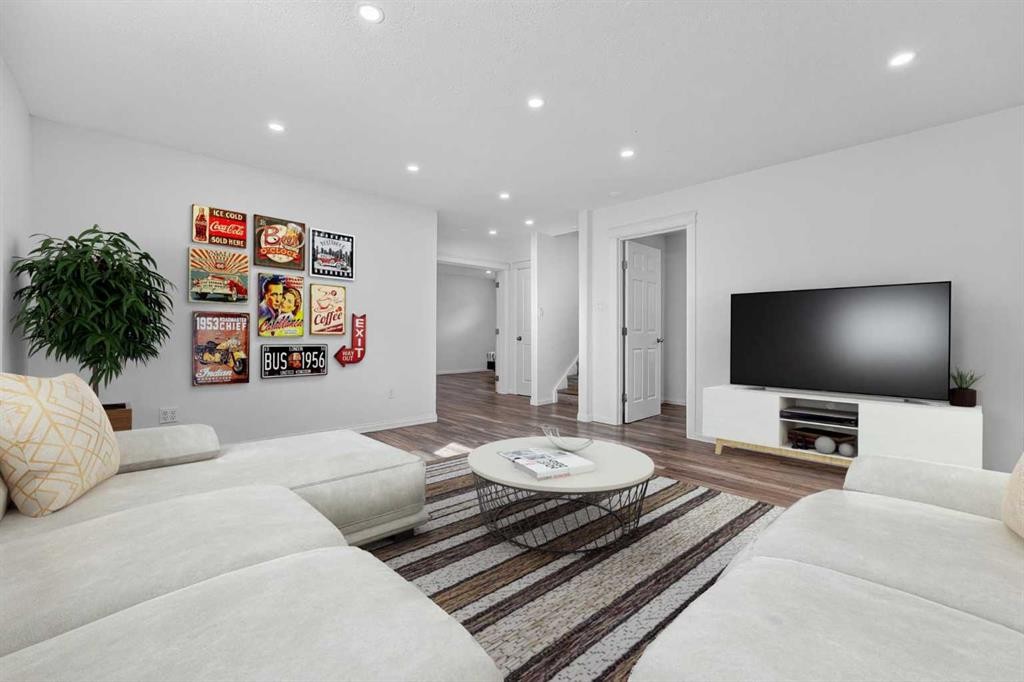678 Twinriver Crescent West, Lethbridge, AB - Indoor Photo Showing Living Room