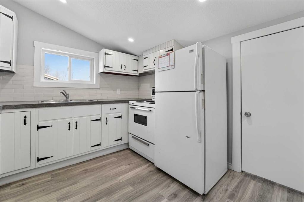 331 N 200 E, Raymond, AB - Indoor Photo Showing Kitchen With Double Sink