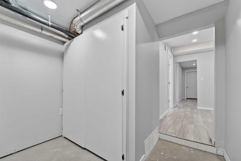 331 N 200 E, Raymond, AB - Indoor Photo Showing Other Room