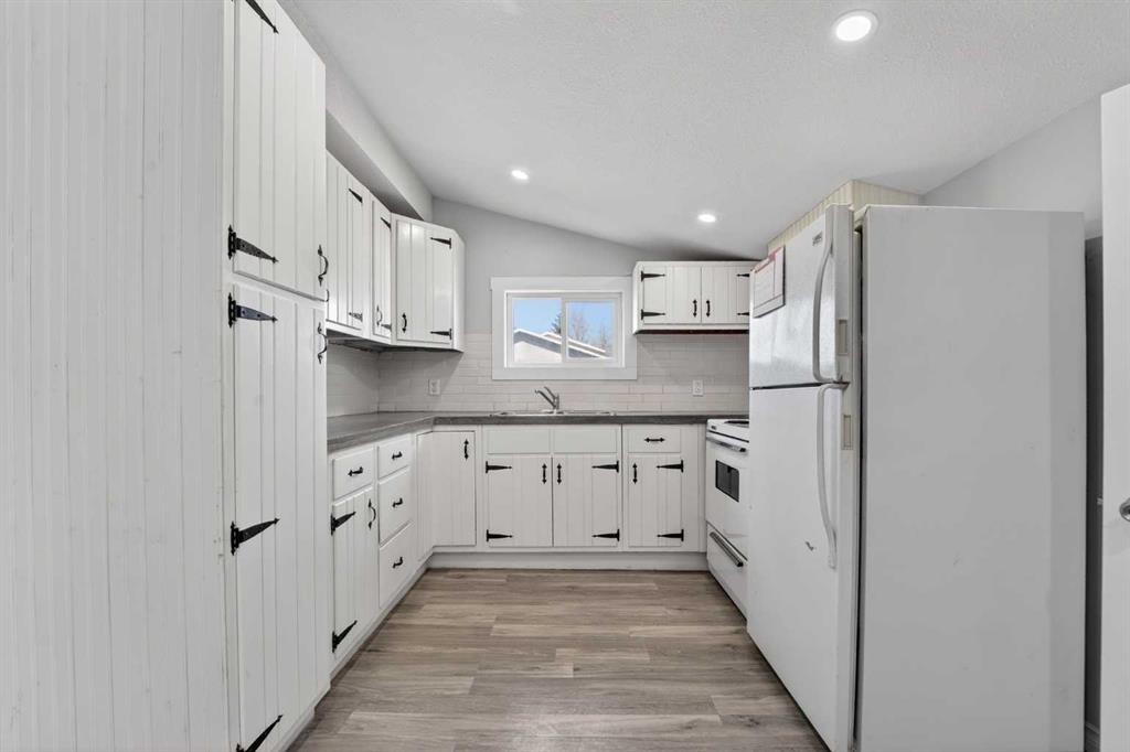331 N 200 E, Raymond, AB - Indoor Photo Showing Kitchen