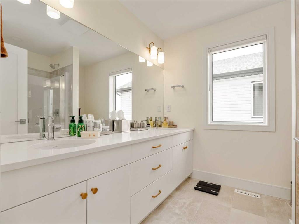 4325 28 Avenue South, Lethbridge, AB - Indoor Photo Showing Bathroom