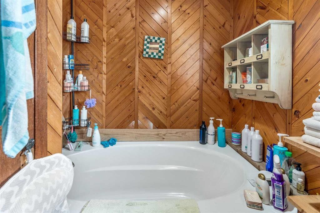 4716 Heritage Drive, Taber, AB - Indoor Photo Showing Bathroom