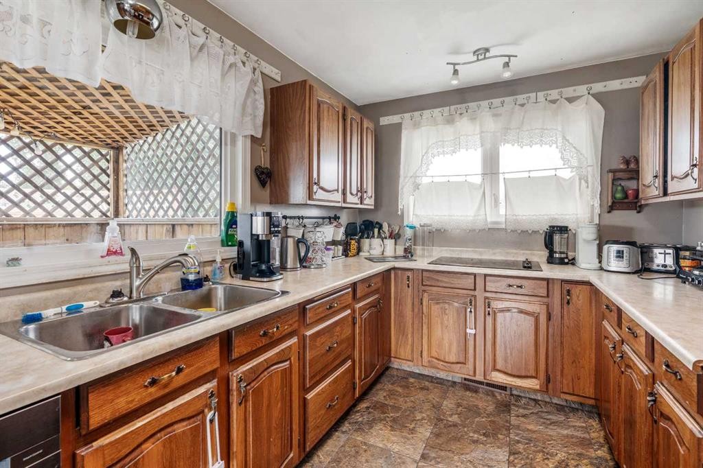 4716 Heritage Drive, Taber, AB - Indoor Photo Showing Kitchen With Double Sink