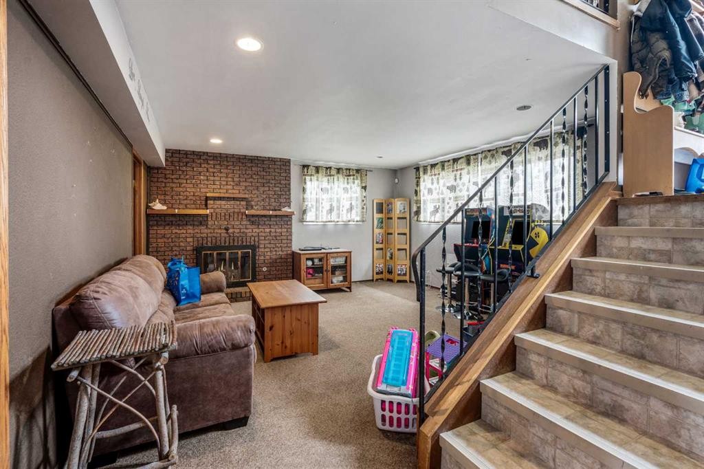 4716 Heritage Drive, Taber, AB - Indoor Photo Showing Other Room