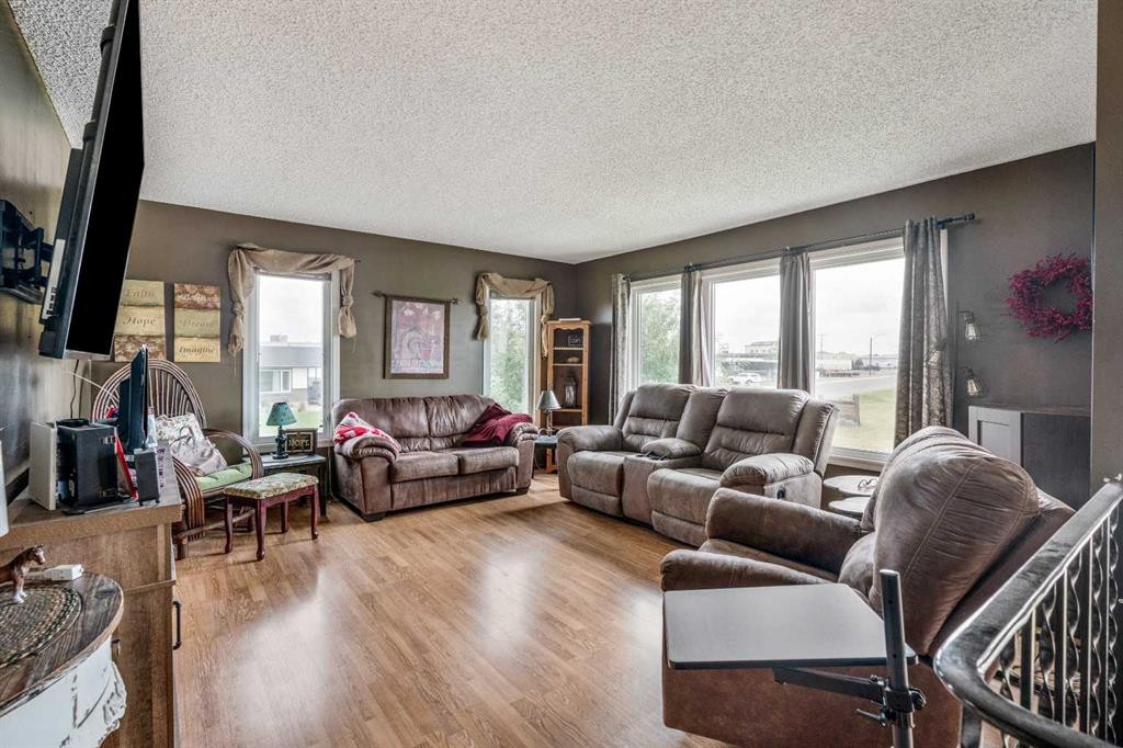 4716 Heritage Drive, Taber, AB - Indoor Photo Showing Living Room