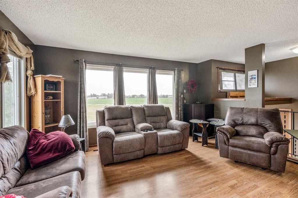 4716 Heritage Drive, Taber, AB - Indoor Photo Showing Living Room