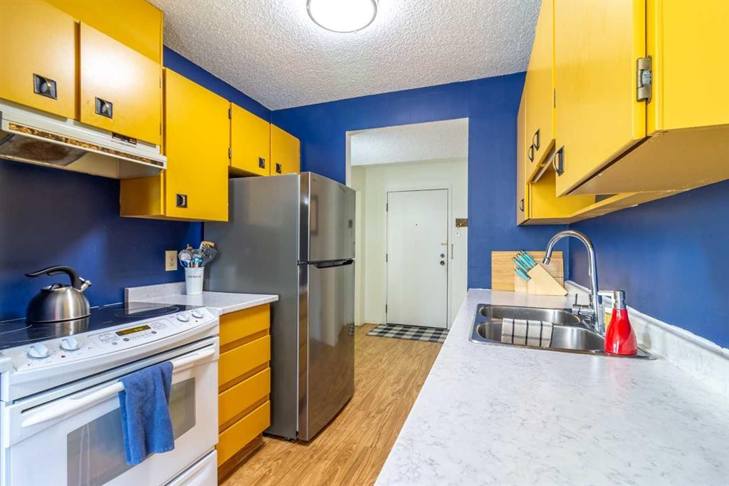 110-65 Temple Blvd W, Lethbridge, AB - Indoor Photo Showing Kitchen With Double Sink