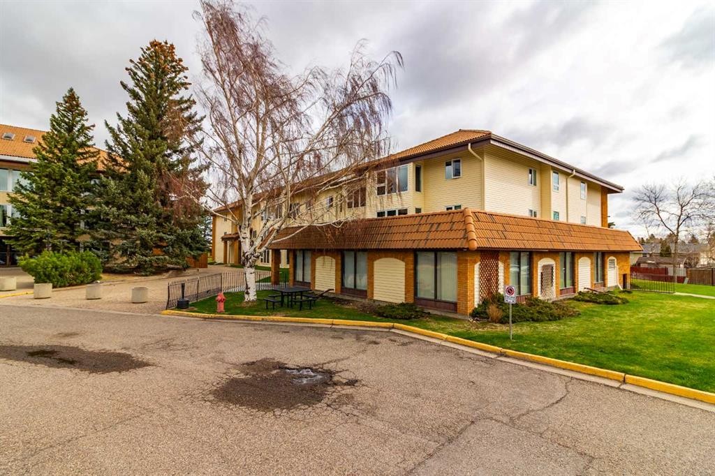 110-65 Temple Blvd W, Lethbridge, AB - Outdoor