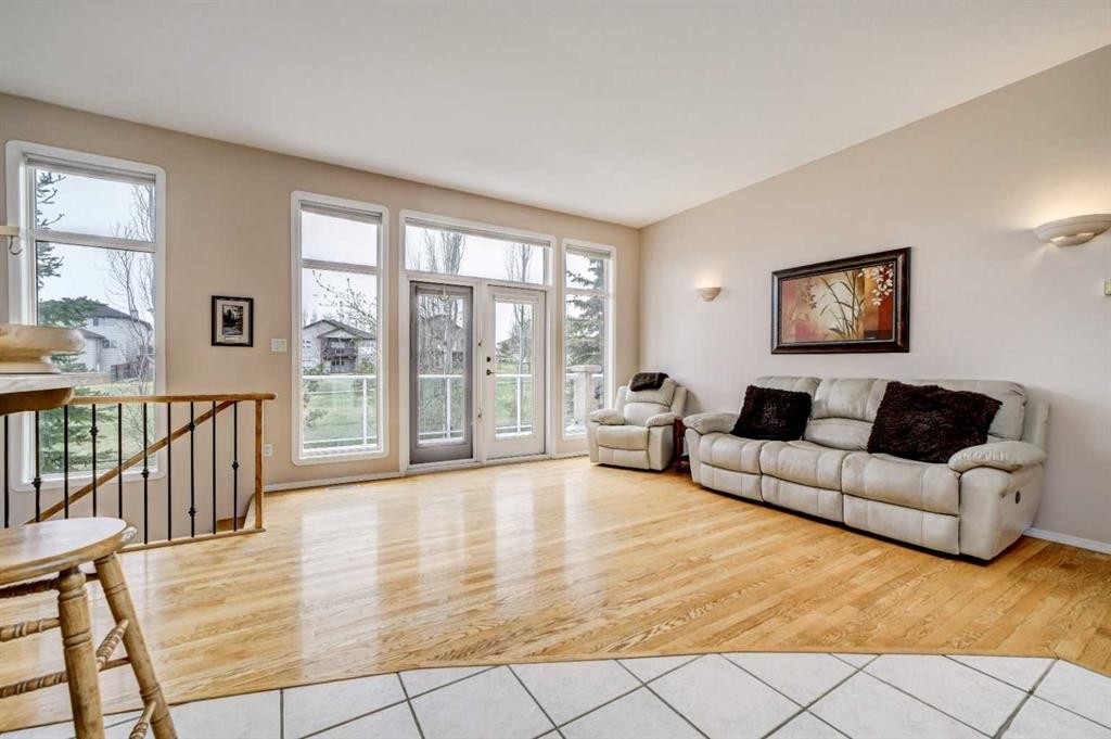 50 Sarcee Place West, Lethbridge, AB - Indoor Photo Showing Living Room