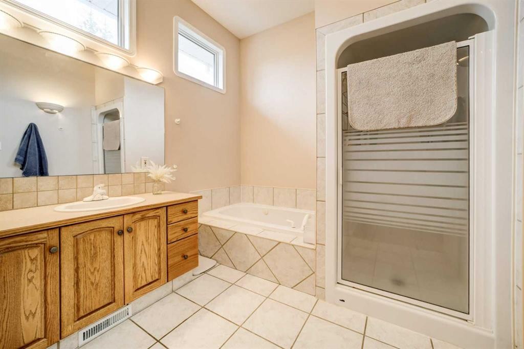 50 Sarcee Place West, Lethbridge, AB - Indoor Photo Showing Bathroom