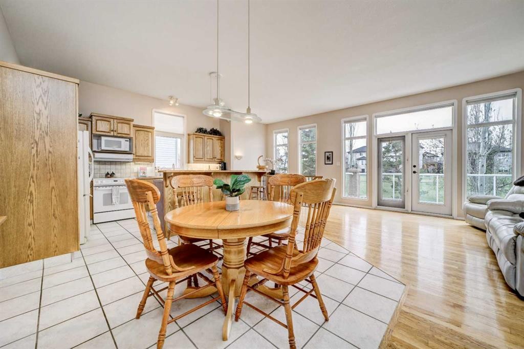50 Sarcee Place West, Lethbridge, AB - Indoor Photo Showing Dining Room
