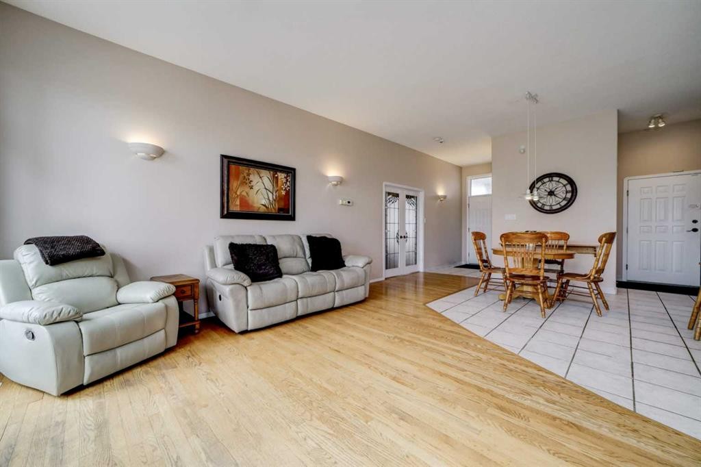 50 Sarcee Place West, Lethbridge, AB - Indoor Photo Showing Living Room
