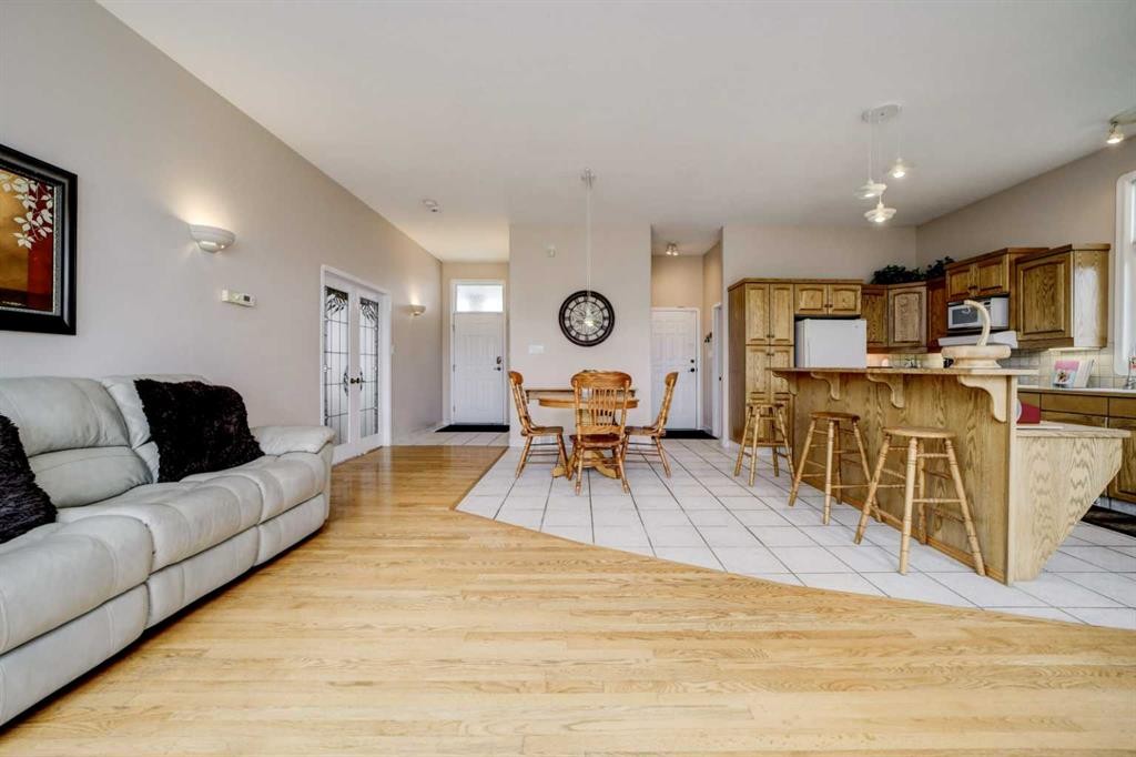50 Sarcee Place West, Lethbridge, AB - Indoor Photo Showing Living Room