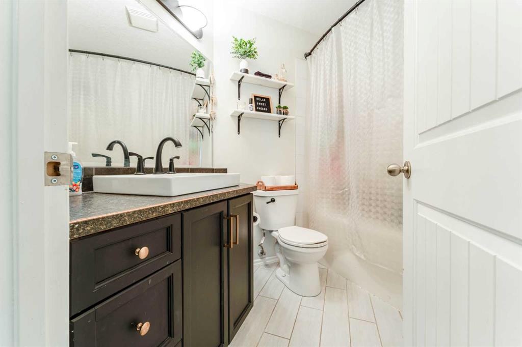4214 56 Street, Taber, AB - Indoor Photo Showing Bathroom